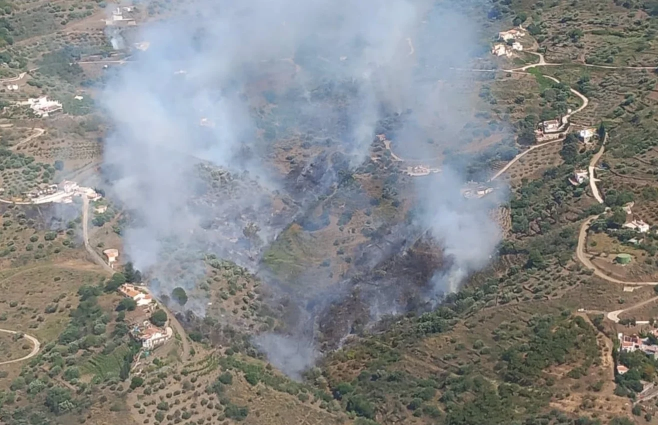 Estabilizado el incendio en Torrox que había obligado al desalojo de algunos vecinos