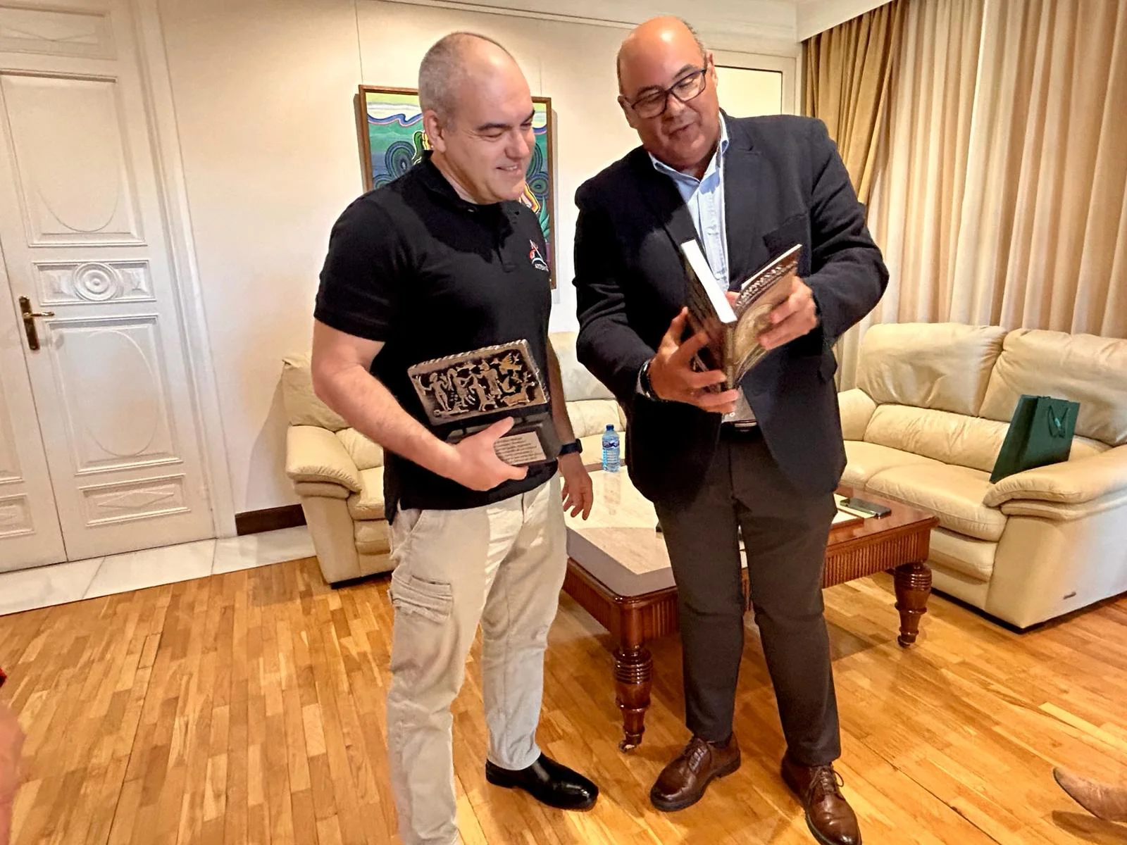 Carlo García-Galán junto a Jesús Lupiañezen el ayuntamiento de Vélez-Málaga