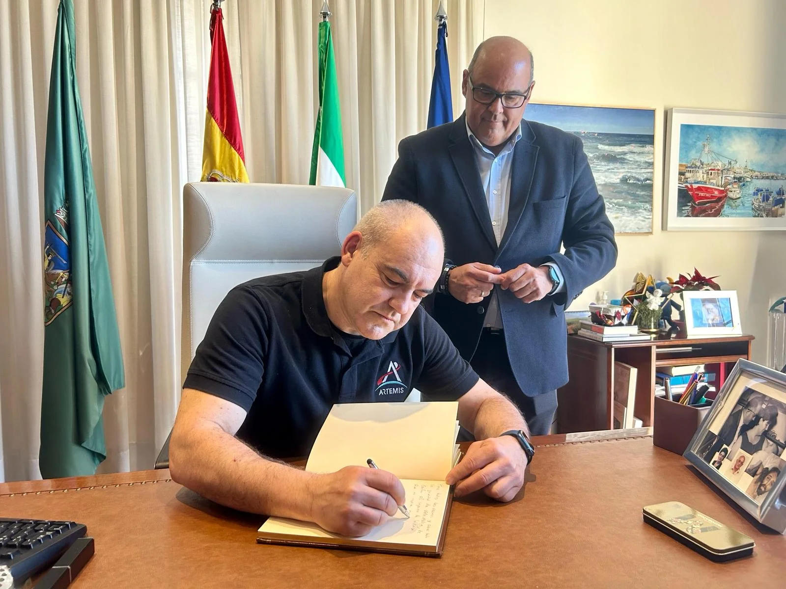 El alcalde de Vélez-Málaga recibe y acompaña a Carlos García-Galán, ingeniero de la NASA