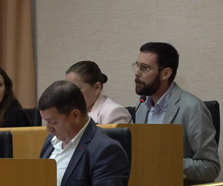 Víctor Gonzalez en el pleno ordinario del mes de abril de 2024 en el salón de plenos del Ayuntamiento de Vélez-Málaga