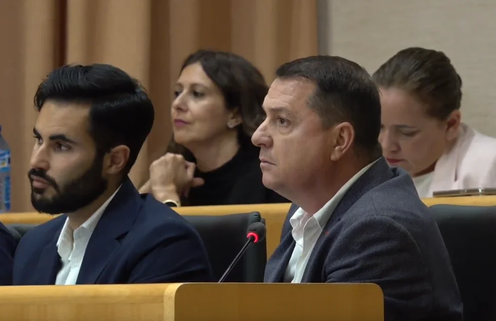 Javier Herreros en el pleno ordinario del mes de abril de 2024 en el salón de plenos del Ayuntamiento de Vélez-Málaga