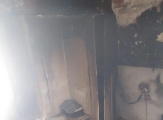 Un incendio en una vivienda en la calle José María Freuiller, en la barriada de Bailén Miraflores, deja una persona herida