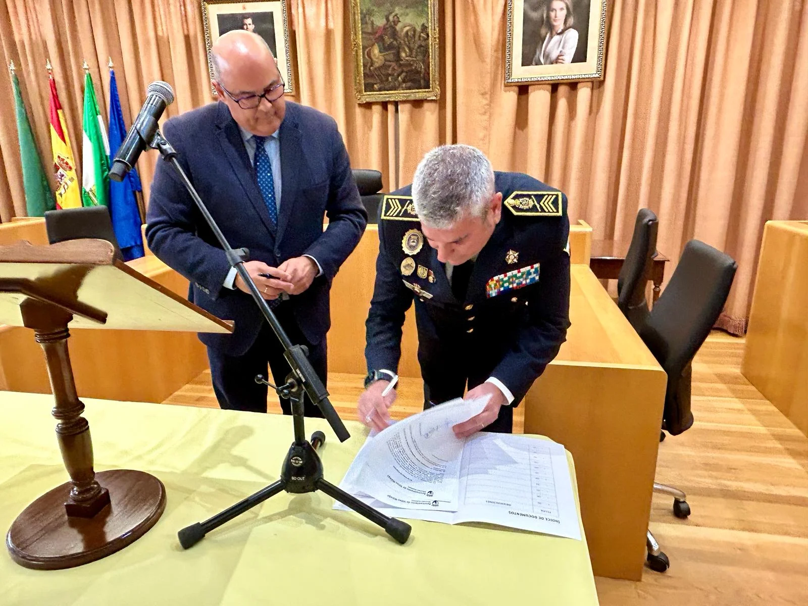 El equipo de gobierno del Ayuntamiento de Vélez-Málaga presenta al nuevo jefe de la Policía Local, Rafael Mora Cañizares, una apuesta firme por la seguridad del municipio