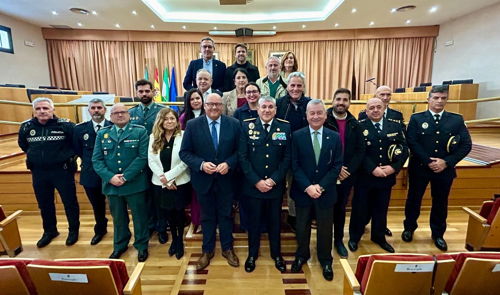 El equipo de gobierno del Ayuntamiento de Vélez-Málaga presenta al nuevo jefe de la Policía Local, Rafael Mora Cañizares, una apuesta firme por la seguridad del municipio