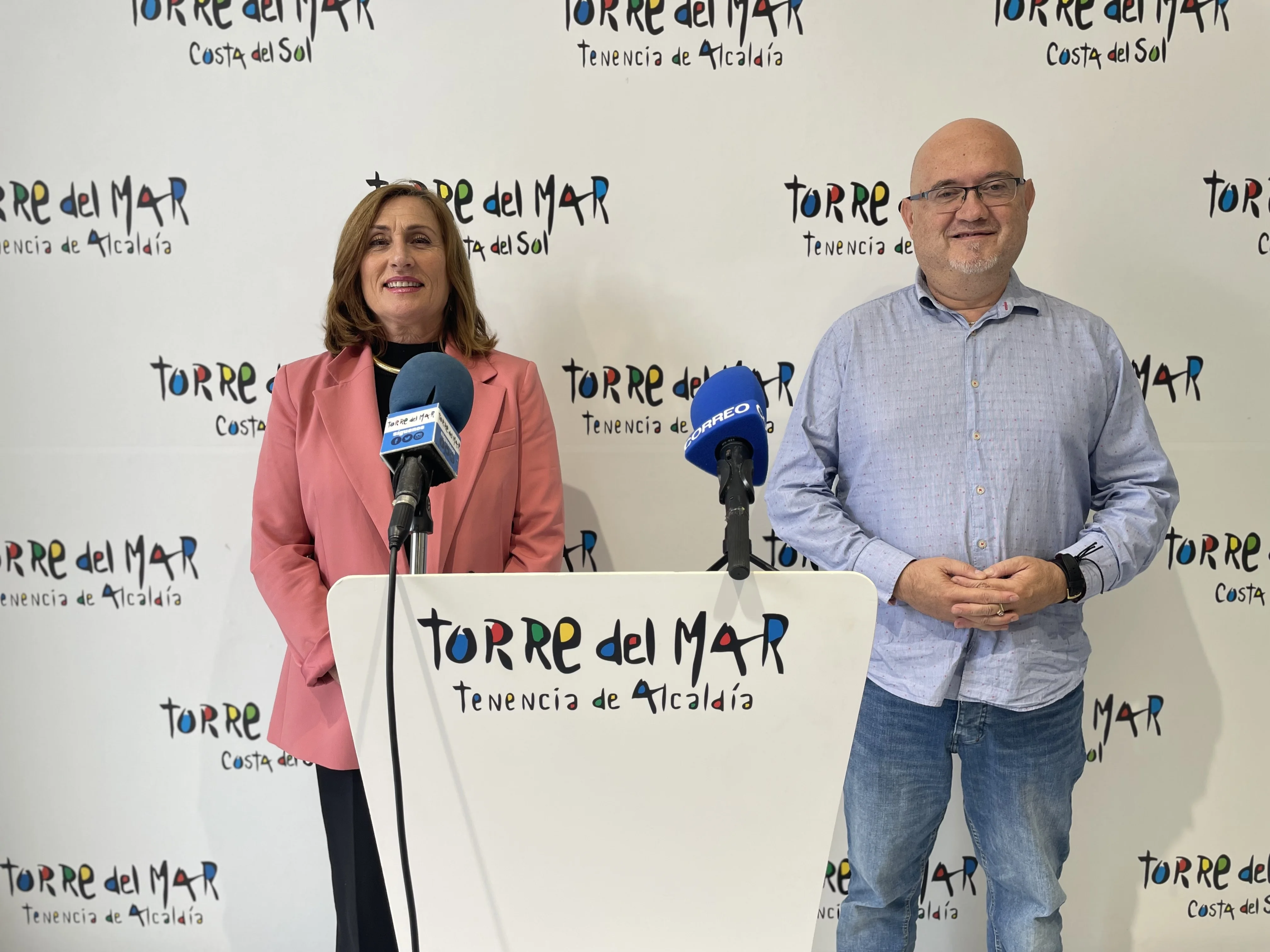 Jesús Pérez Atencia junto a Beatriz Galvez en la Tenencia de Alcaldia de Torre del Mar el 4 de diciembre de 2023