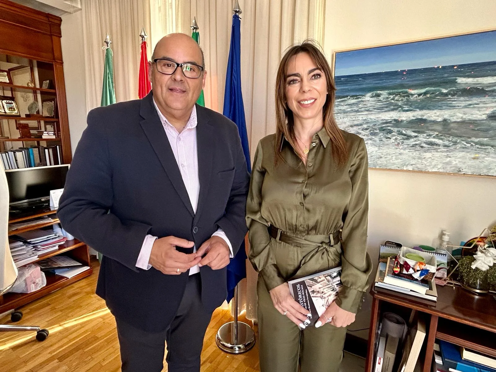 El alcalde y la delegada de Justicia, Administración Local y Función Pública acercan las nuevas tecnologías al Ayuntamiento de Vélez-Málaga