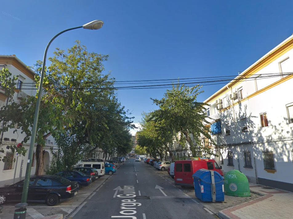 Un incendio declarado en la calle Jorge Guillén provoca la evacuación al hospital de dos personas