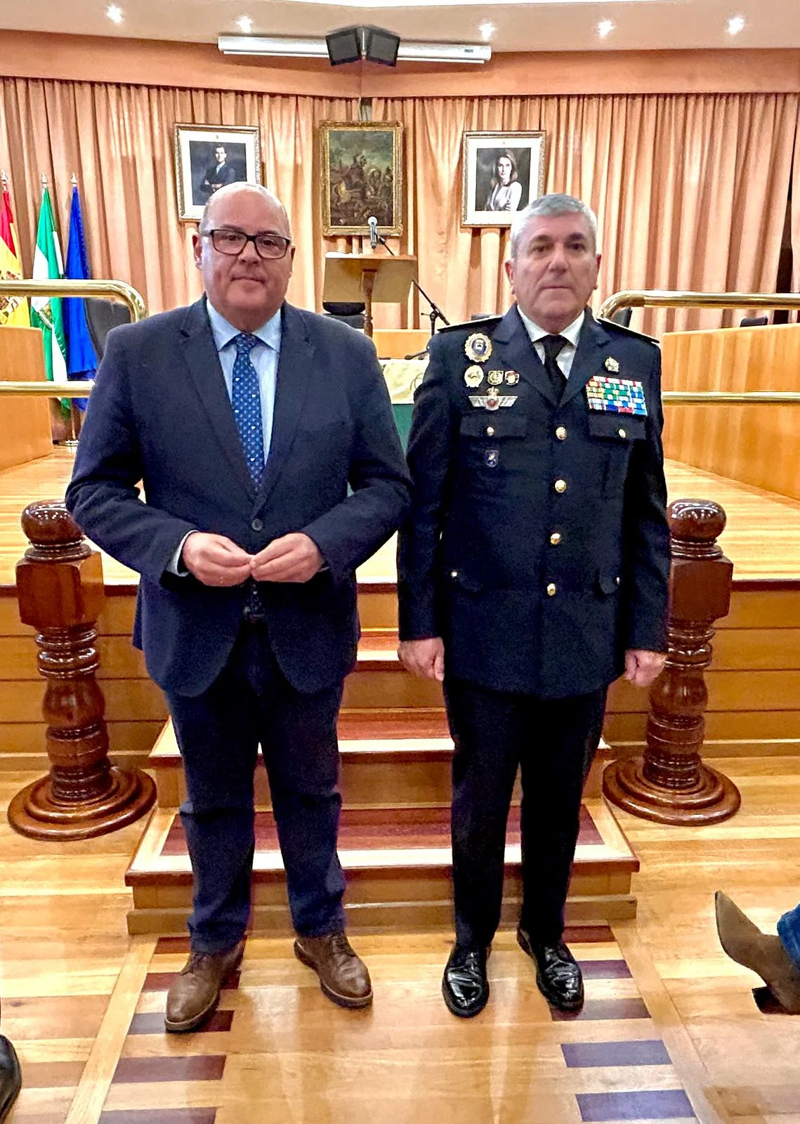 El equipo de gobierno del Ayuntamiento de Vélez-Málaga presenta al nuevo jefe de la Policía Local, Rafael Mora Cañizares, una apuesta firme por la seguridad del municipio
