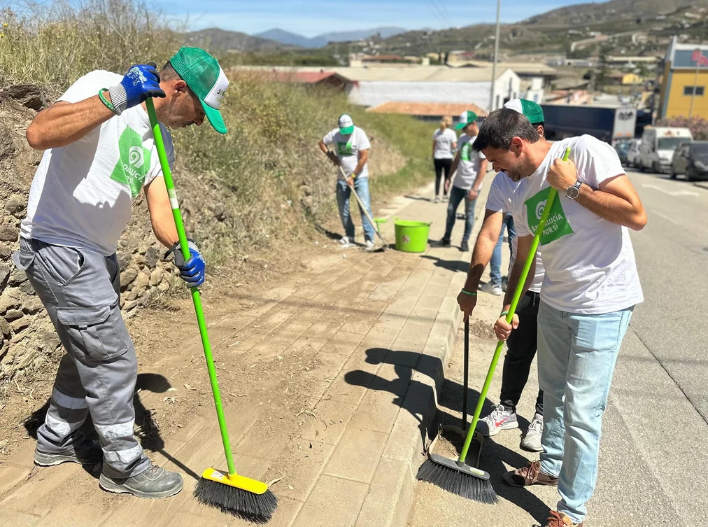 Pino y su equipo acuden al Barrio del Pilar para limpiar y adecentar sus acerados