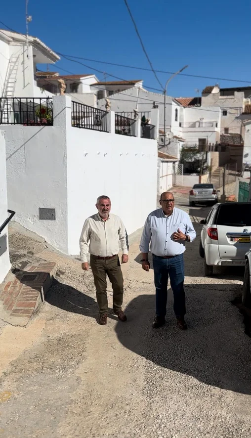El alcalde y el teniente de alcalde de Los Íberos explican las mejoras que se llevarán a cabo en su núcleo poblacional