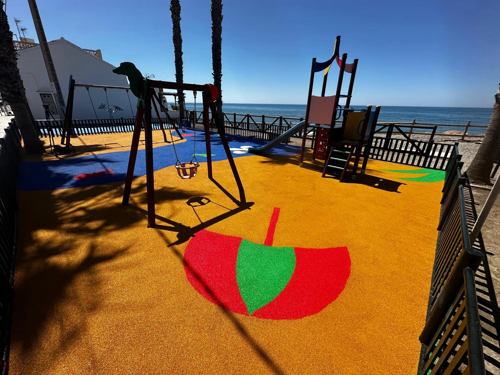 La Concejalía de Medio Ambiente lleva a cabo la renovación del parque infantil de Lagos
