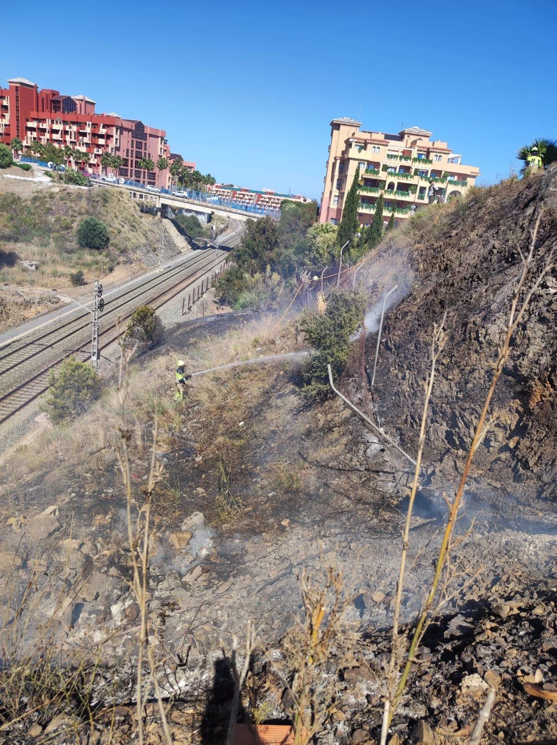 Restablecido el Cercanías entre Benalmádena y Fuengirola suspendido tras un incendio próximo a la vía
