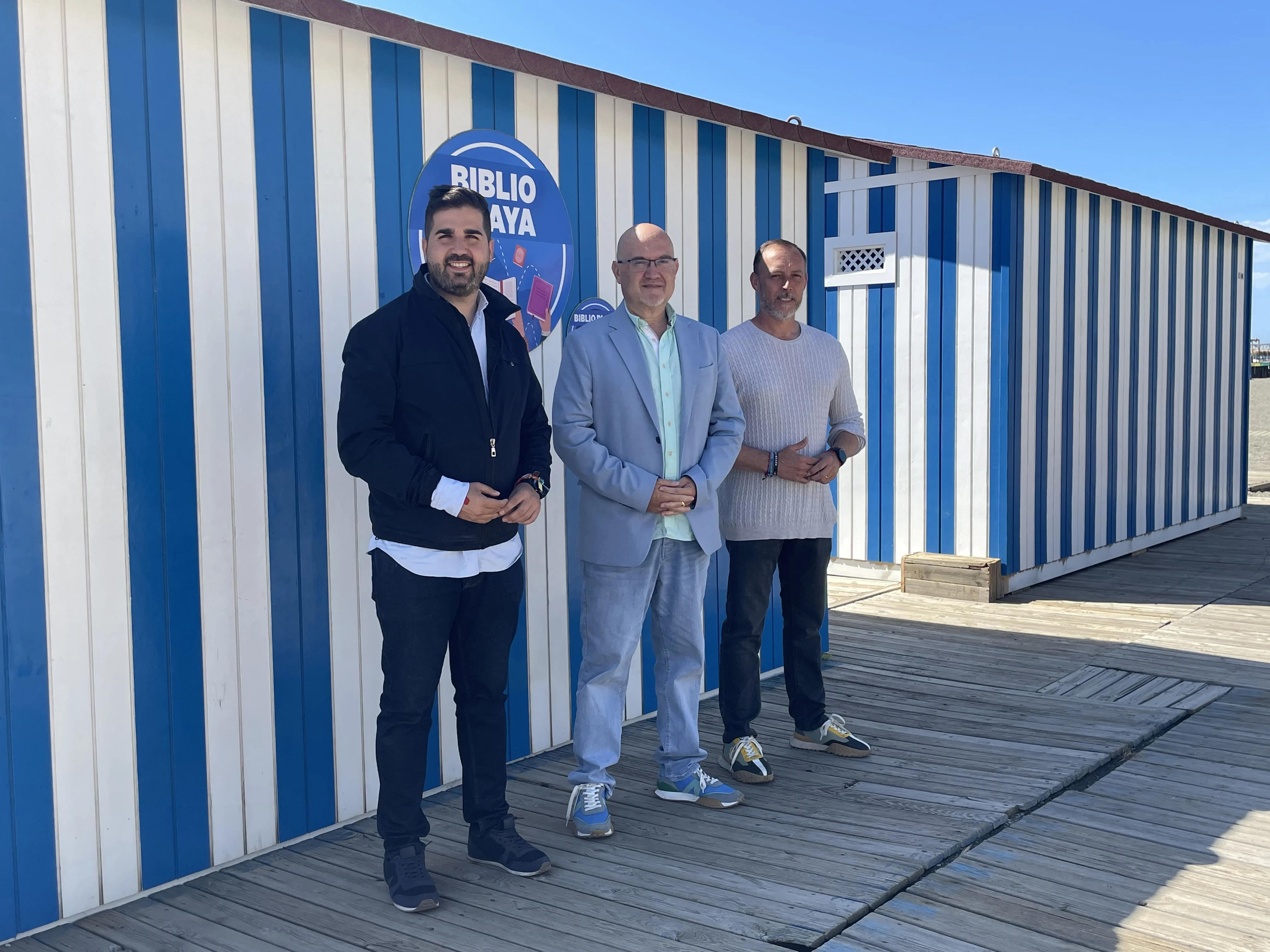 La biblioplaya de Torre del Mar duplica su zona de lectura ante la gran demanda de usuarios