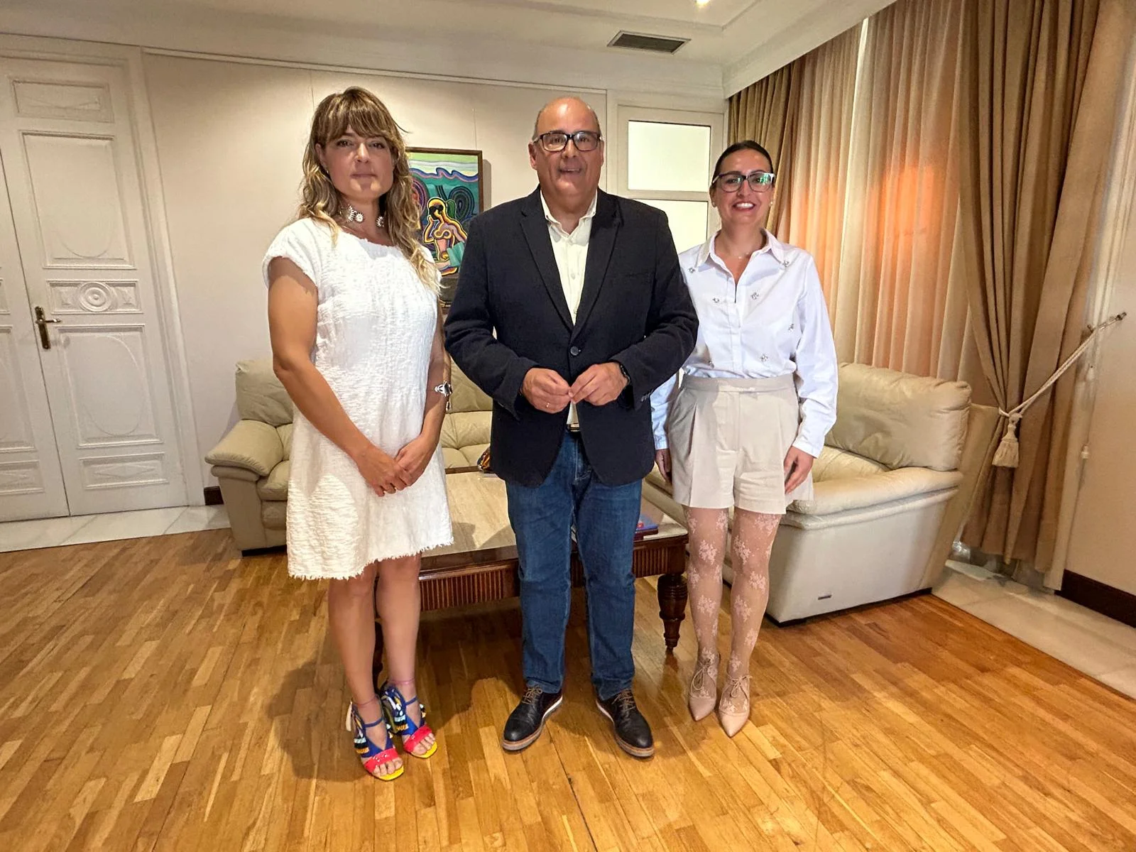 El alcalde de Vélez-Málaga recibe a la diseñadora Elia Sánchez, fundadora de la firma Logana con sede en Chilches, que ha deslumbrado en la semana de la moda de París