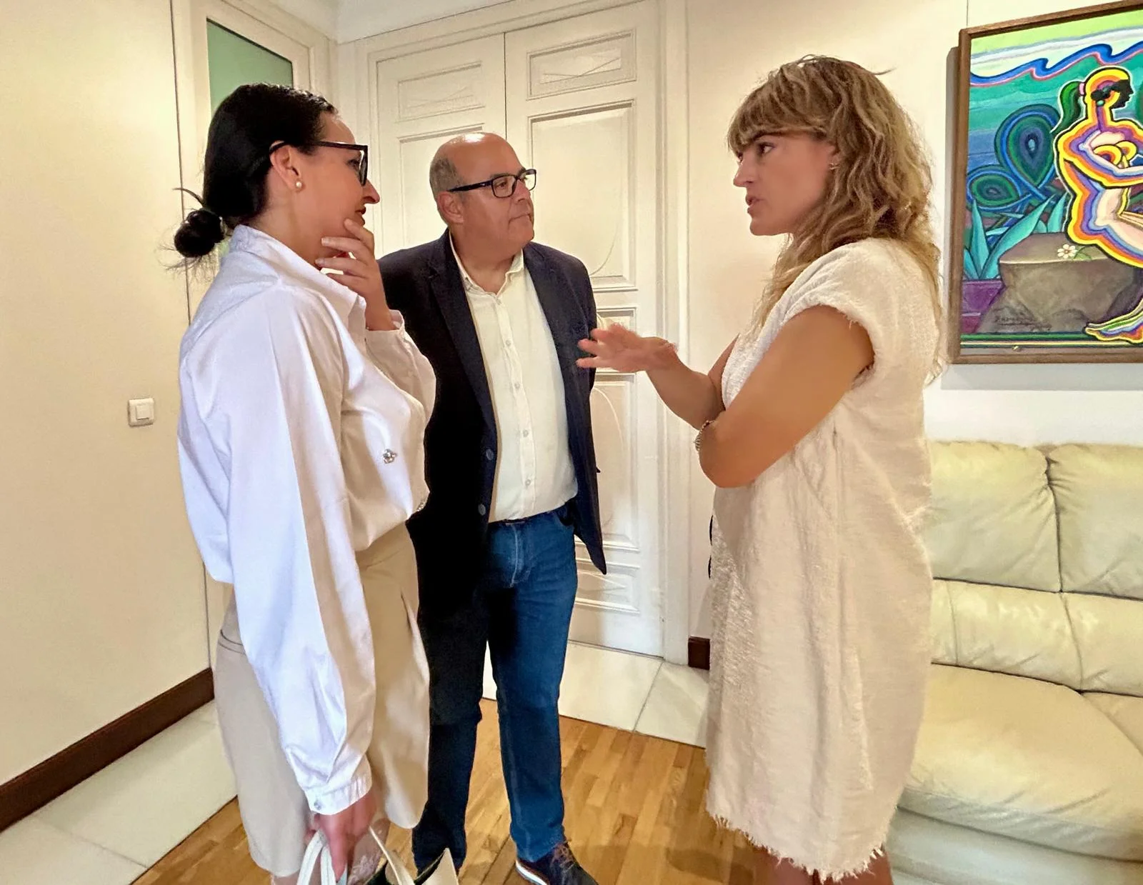 El alcalde de Vélez-Málaga recibe a Elia Sánchez, creadora de la emergente firma de complementos de joyería 'Logana', con sede en Chilches