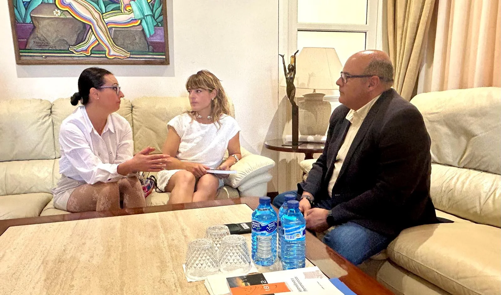 El alcalde de Vélez-Málaga recibe a Elia Sánchez, creadora de la emergente firma de complementos de joyería 'Logana', con sede en Chilches