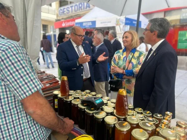 El alcalde hace balance de la exitosa Feria ‘Sabor a Málaga’ en Vélez-Málaga, que ha tenido una afluencia masiva y ha dejado 100.000 euros en ventas entre los 34 stands 