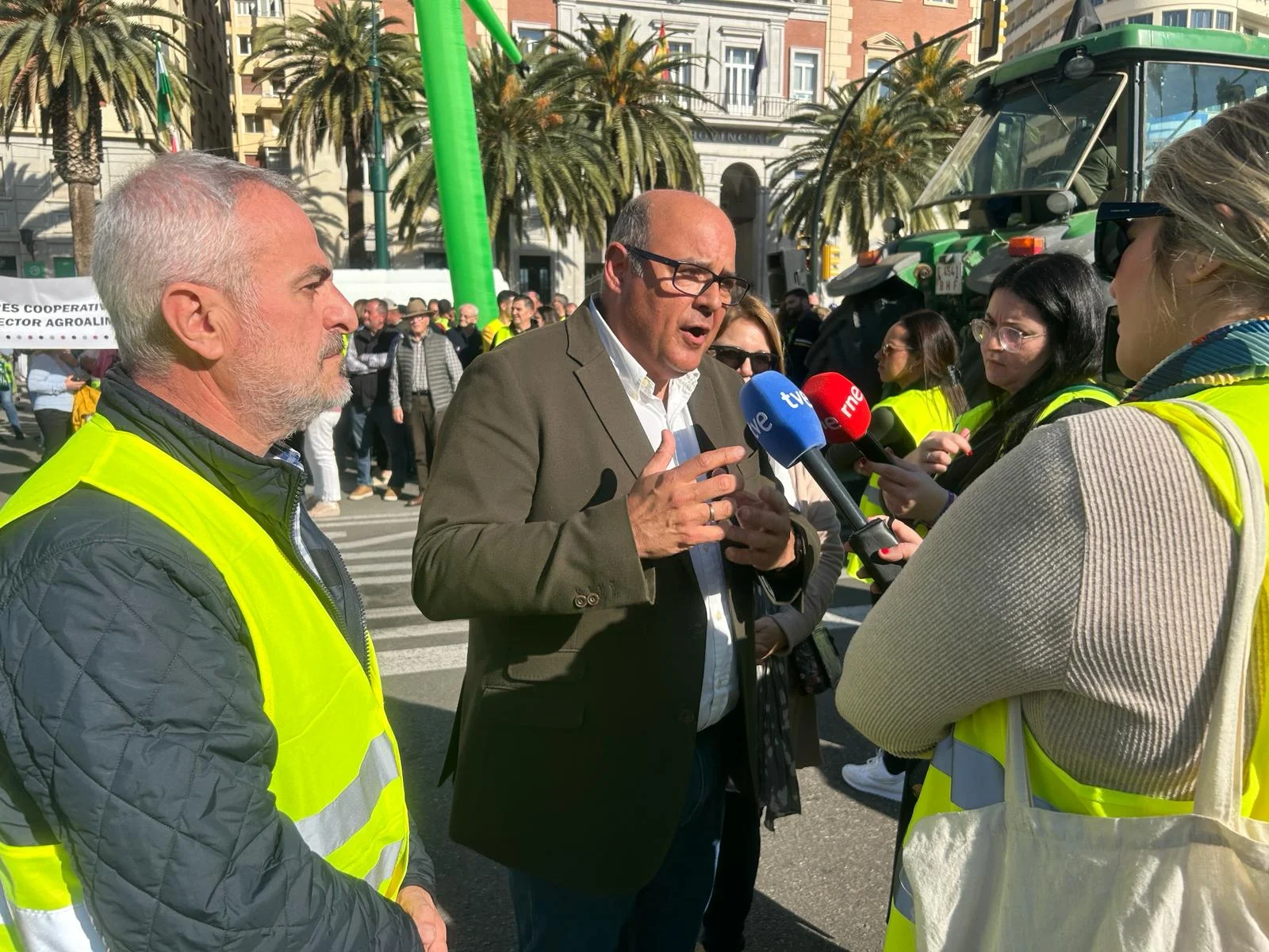 El alcalde acude y apoya la movilización de los agricultores por las calles de Málaga 