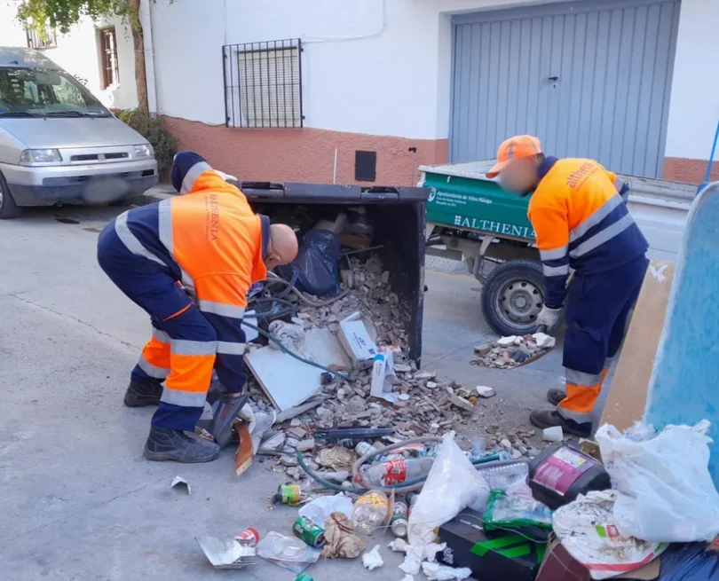 Usan un contenedor de basura para el desescombro de una obra en esta calle de Vélez-Málaga y el ayuntamiento manda este mensaje