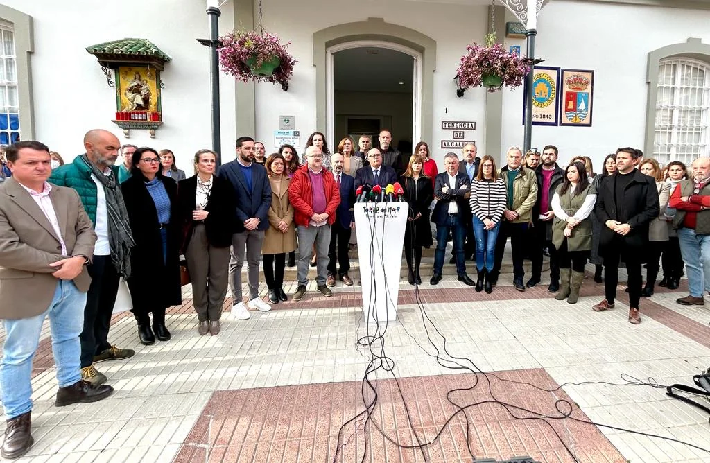Minuto de silencio en la tenencia de alcaldia de torre del mar por el primer crimen machista en el 2024 en españa
