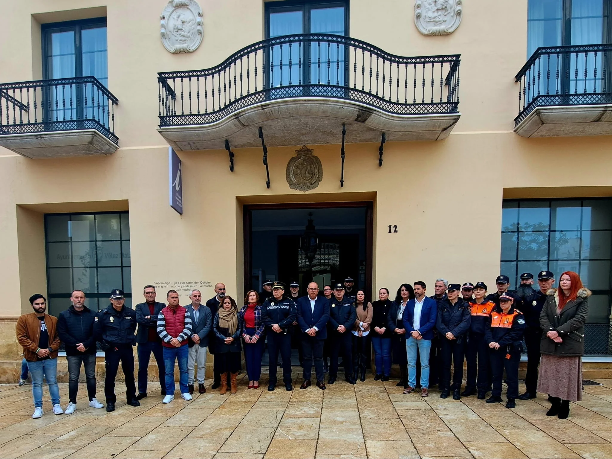 Vélez-Málaga guarda un respetuoso minuto de silencio por la muerte de los guardias civiles en Barbate 