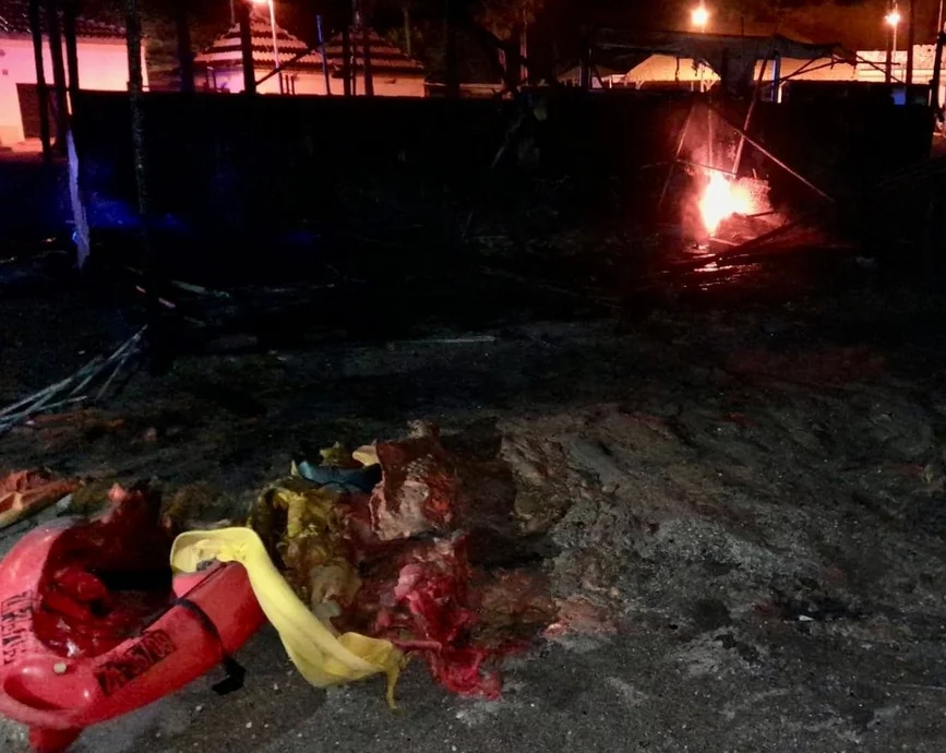 Un incendio en una playa de la Axarquía calcina 40 kayaks y una caseta de madera   