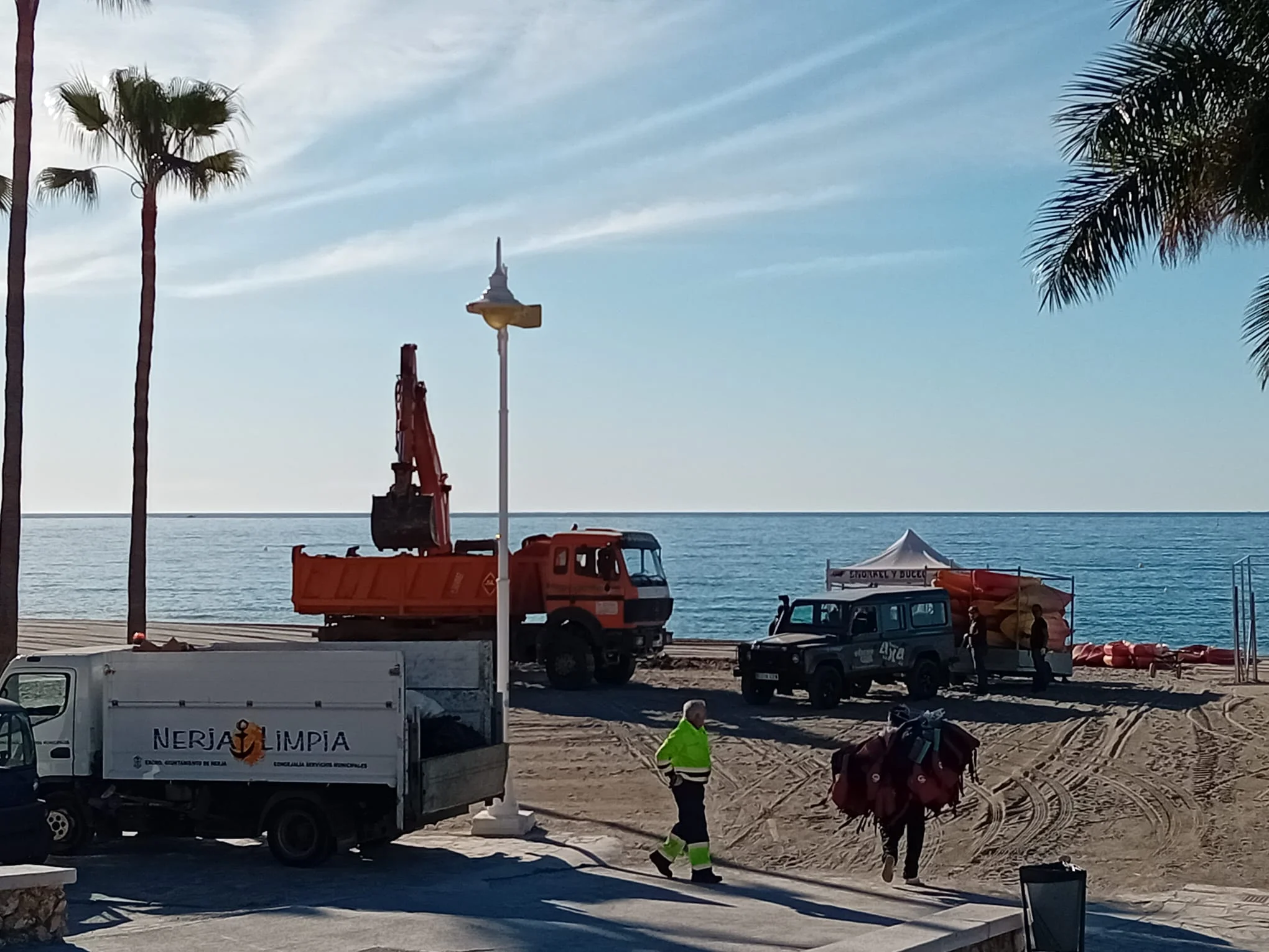 Reponen y retiran los kayaks que se quemaron en la playa de Burriana el pasado domingo   