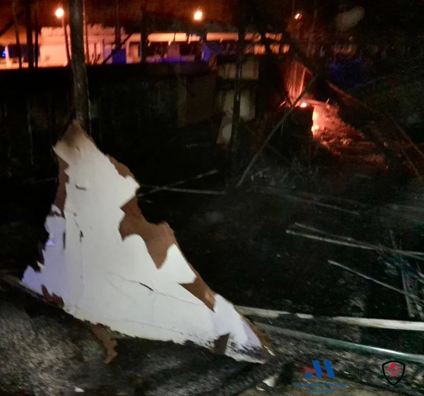 Incendio en la Playa de Burriana en Nerja Arrasa con 40 Kayaks y una Caseta de Madera