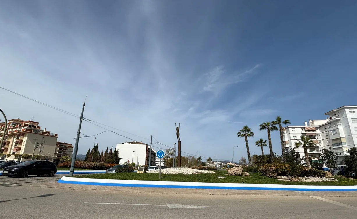 Vélez-Málaga adapta en sus calles el azul y blanco de Torre del Mar