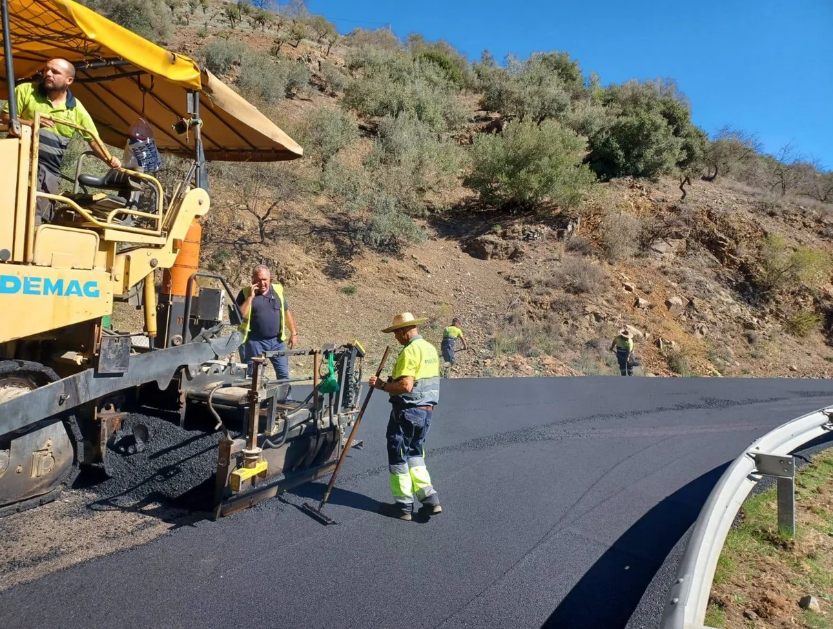 La diputación de Málaga actuará en tres carreteras en la Axarquía por casi 793.000 euros