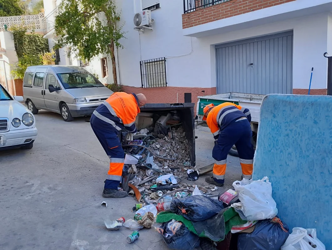 Usan un contenedor de basura para el desescombro de una obra en esta calle de Vélez-Málaga y el ayuntamiento manda este mensaje