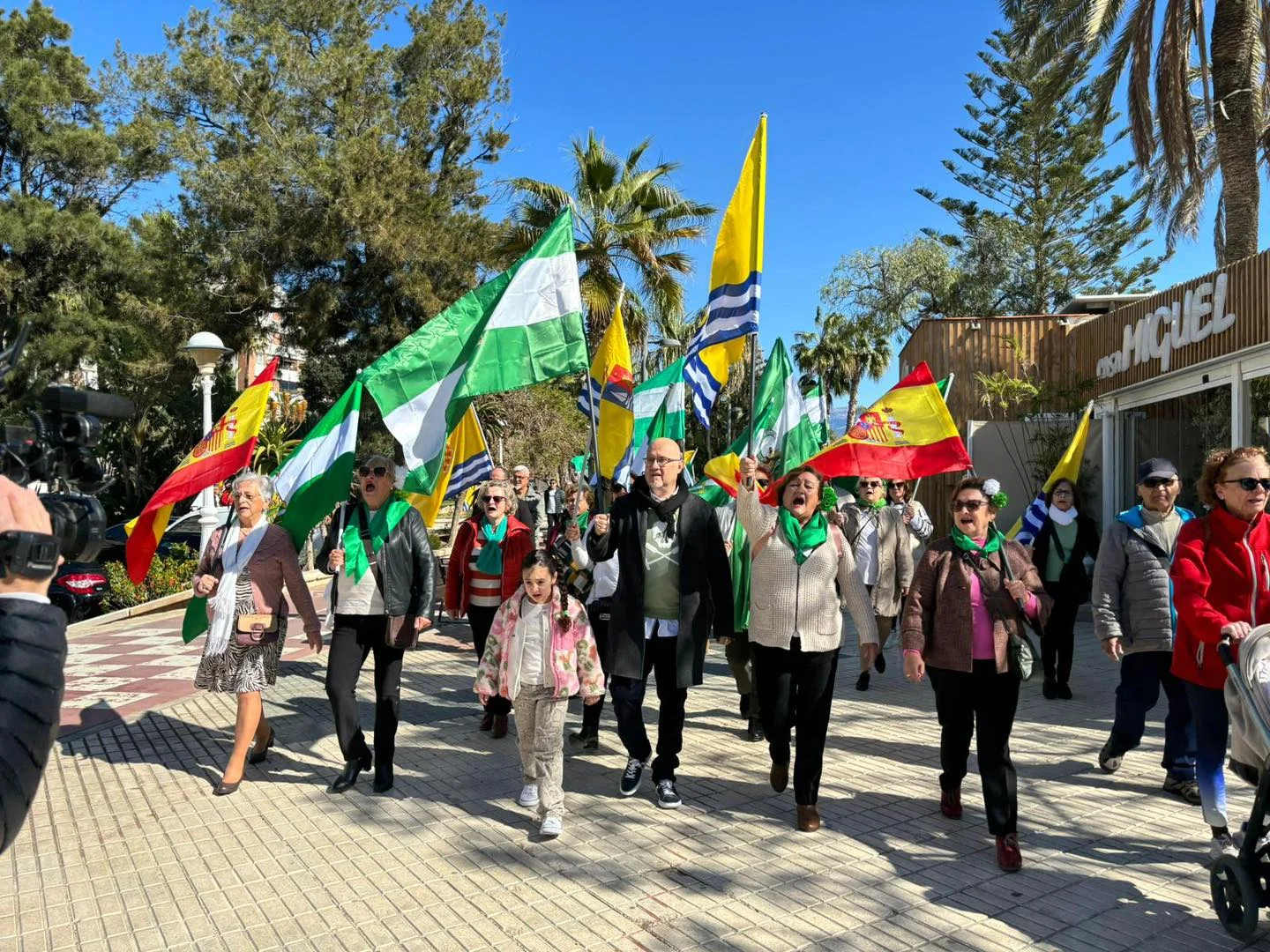 Torre del Mar celebra el Día de Andalucía en un recorrido espléndido por las calles de Torre del Mar, para realizar la tradicional ofrenda de flores a Blas Infante y José Antonio Gallego en el paseo marítimo