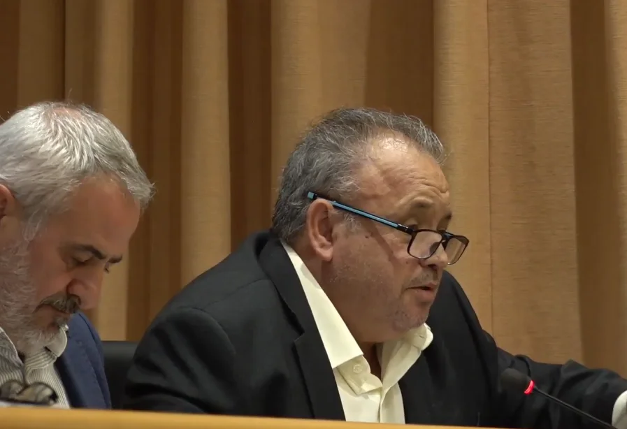 Juan Fernández Olmo en el pleno ordinario del mes de abril de 2024 en el salón de plenos del Ayuntamiento de Vélez-Málaga