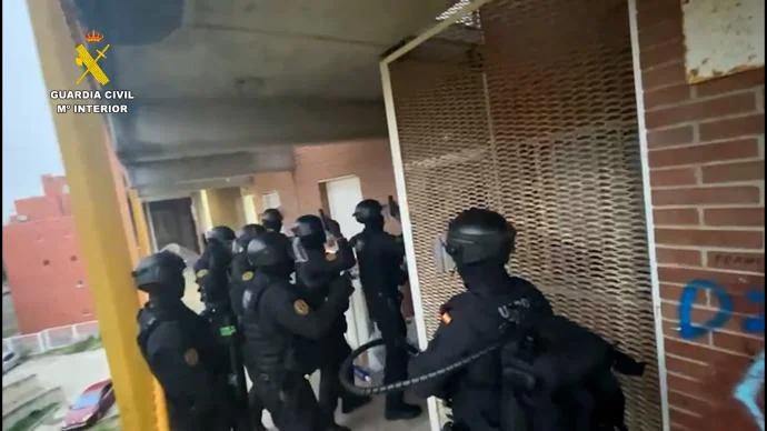 imagen de la guardia civil en un registro domiciliario en la operación ‘Cerbero Necky’