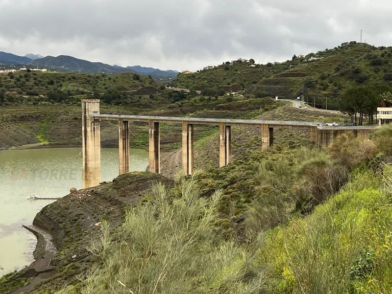 Estas son las imágenes que nos deja la última hora de este domingo en el pantano de La Viñuela al 15,03% de su capacidad