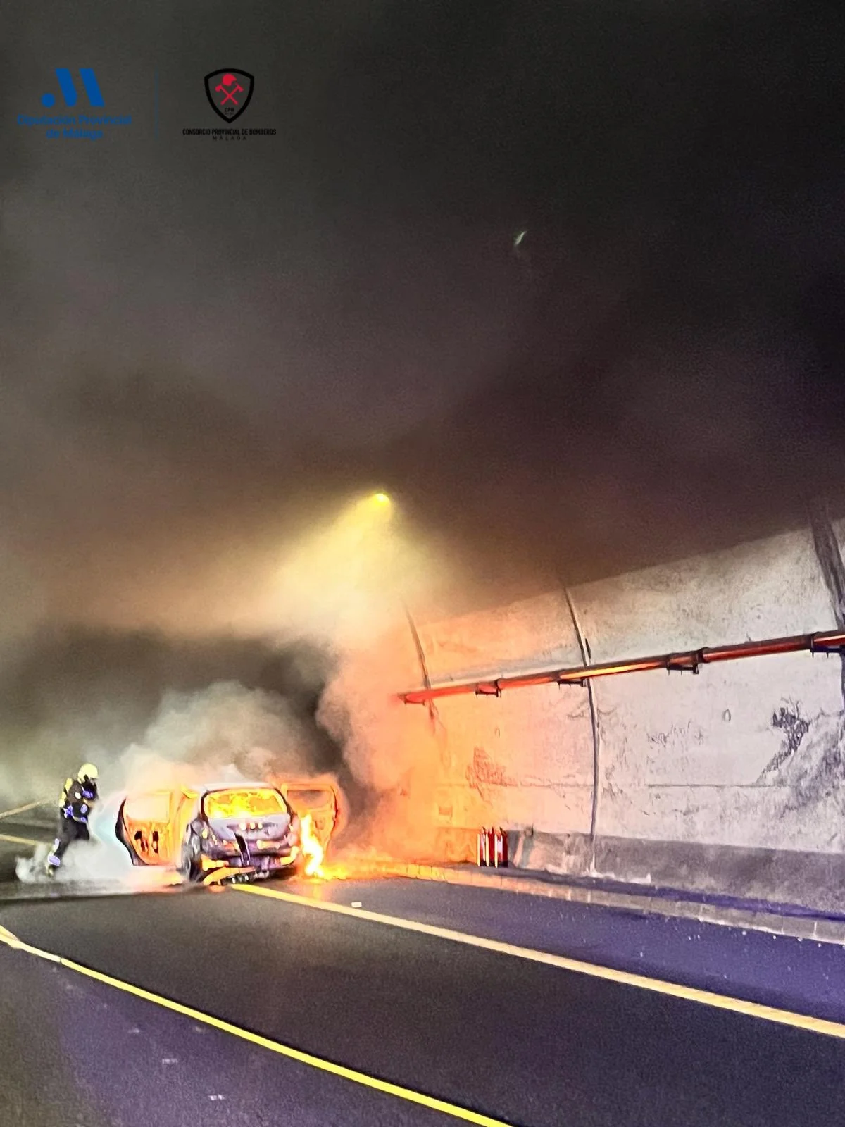 Coche calzinado en la AP-7 en Málaga a su paso por Casares