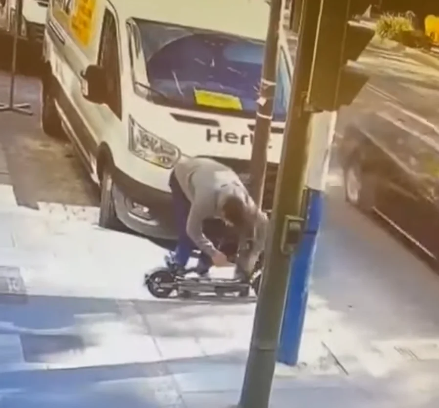 fotografia del robo de un patinete en el centro de marbella el 6 de enero de 2024