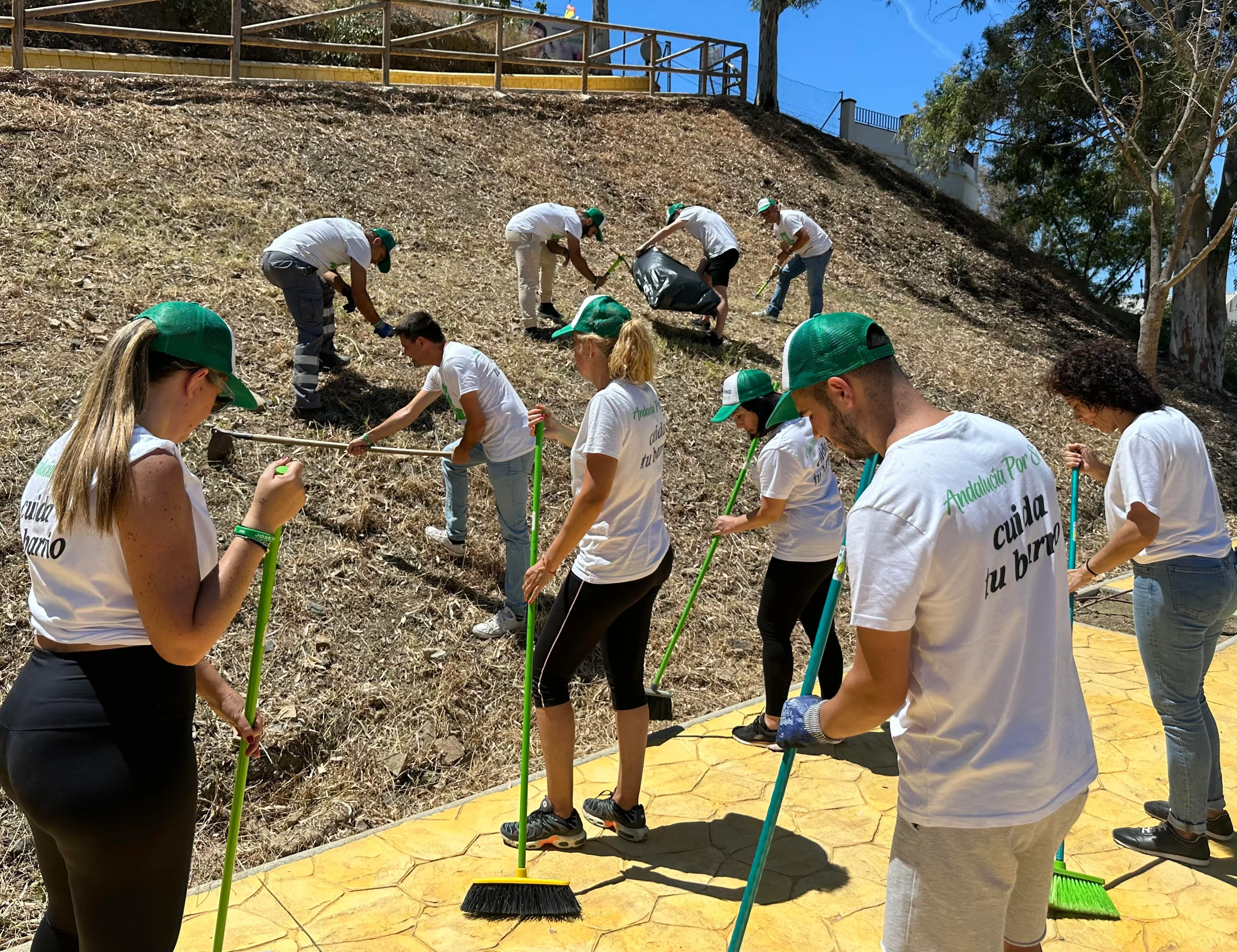 Pino y su equipo realizan labores de limpieza en el parque Velesol ante su situación de abandono