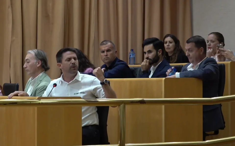 José Pino en el pleno ordinario del mes de abril de 2024 en el salón de plenos del Ayuntamiento de Vélez-Málaga