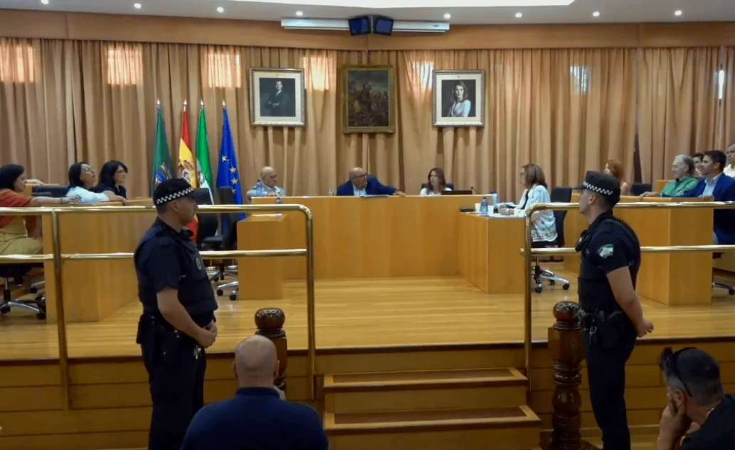 Pino y Ruiz se enzarzan en una discusión, Lupiáñez lleva el pleno a un receso ante la presencia de la policía 