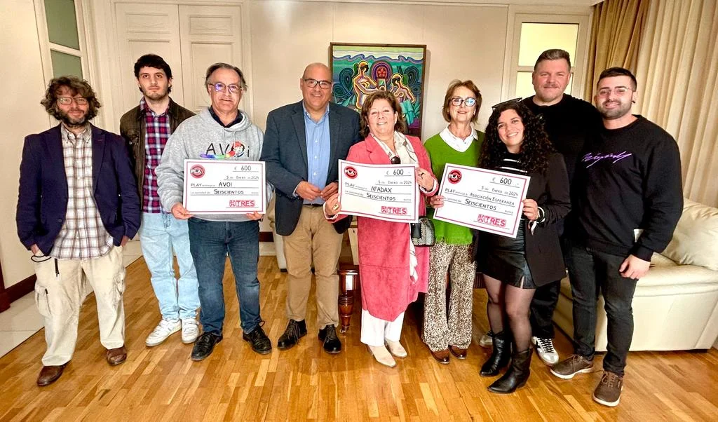 El alcalde, Jesús Lupiáñez, junto con los integrantes del grupo PLAY