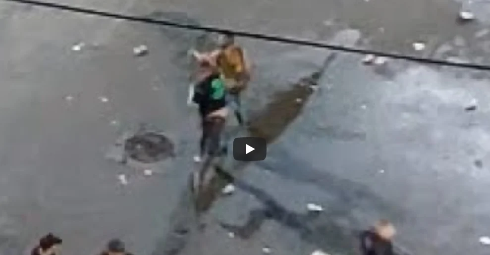 Imagen de archivo de la agresion de un guardia de seguridad a un joven en un concierto de la renga en argentina