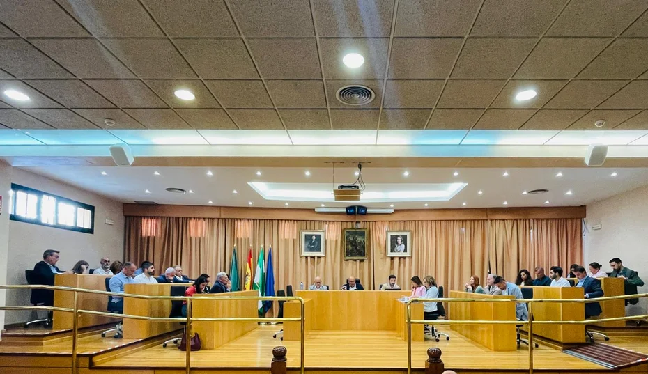 El populismo y la crispación marcan el pleno extraordinario de Vélez-Málaga