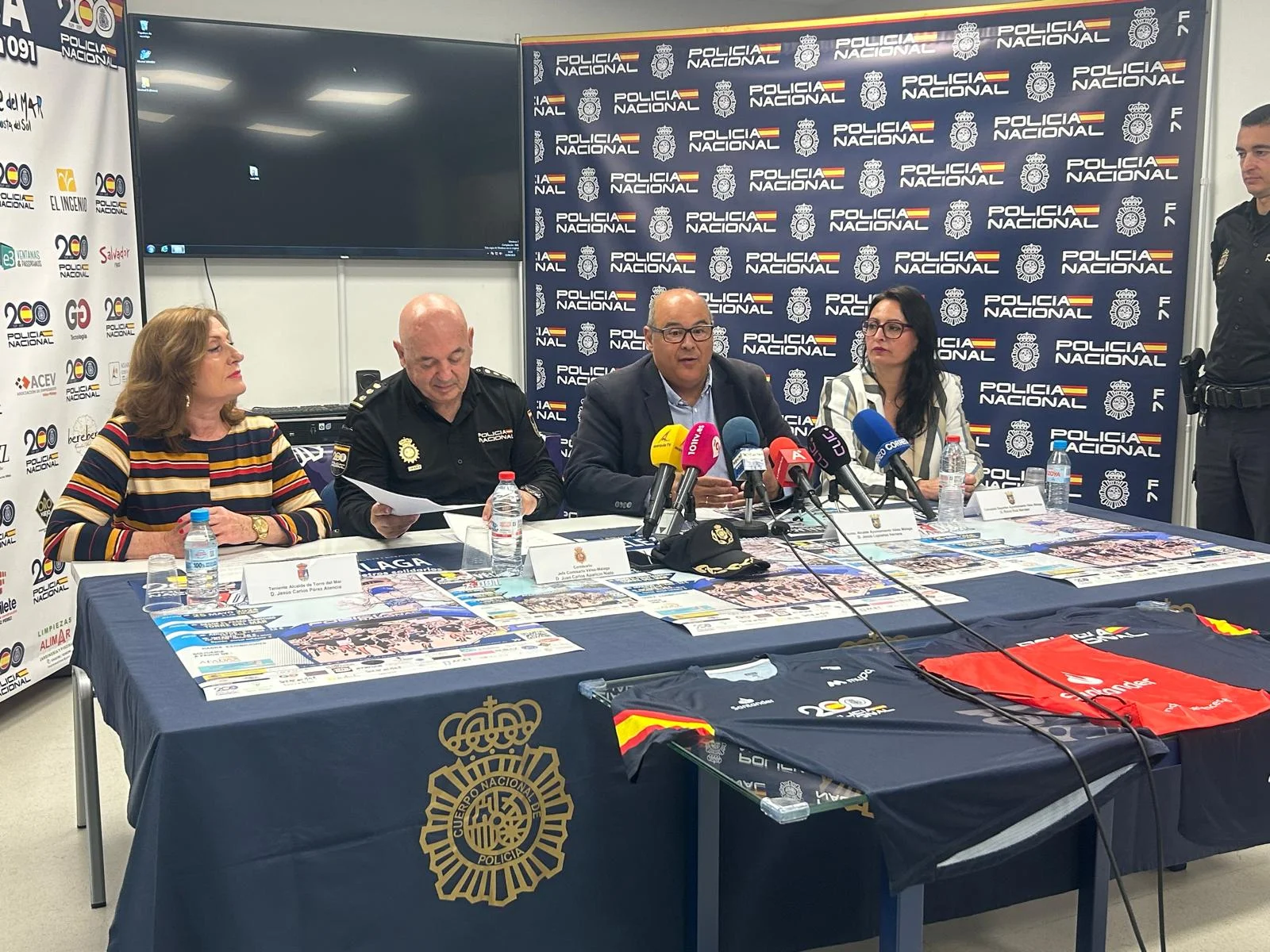 El Ayuntamiento y la Policía Nacional presentan la ‘I Carrera Solidaria Ruta 091 de Vélez-Málaga’, que recorrerá el Paseo Marítimo de Torre del Mar el próximo 25 de mayo