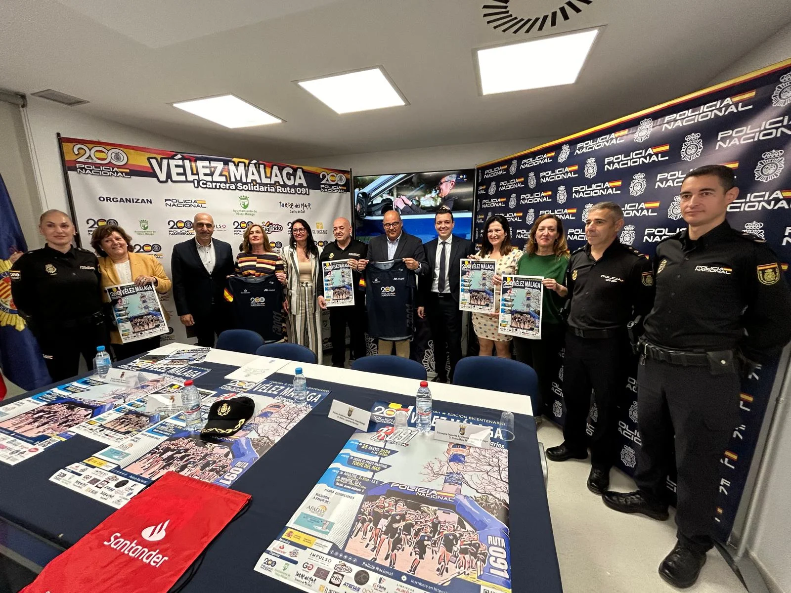 El Ayuntamiento y la Policía Nacional presentan la ‘I Carrera Solidaria Ruta 091 de Vélez-Málaga’, que recorrerá el Paseo Marítimo de Torre del Mar el próximo 25 de mayo