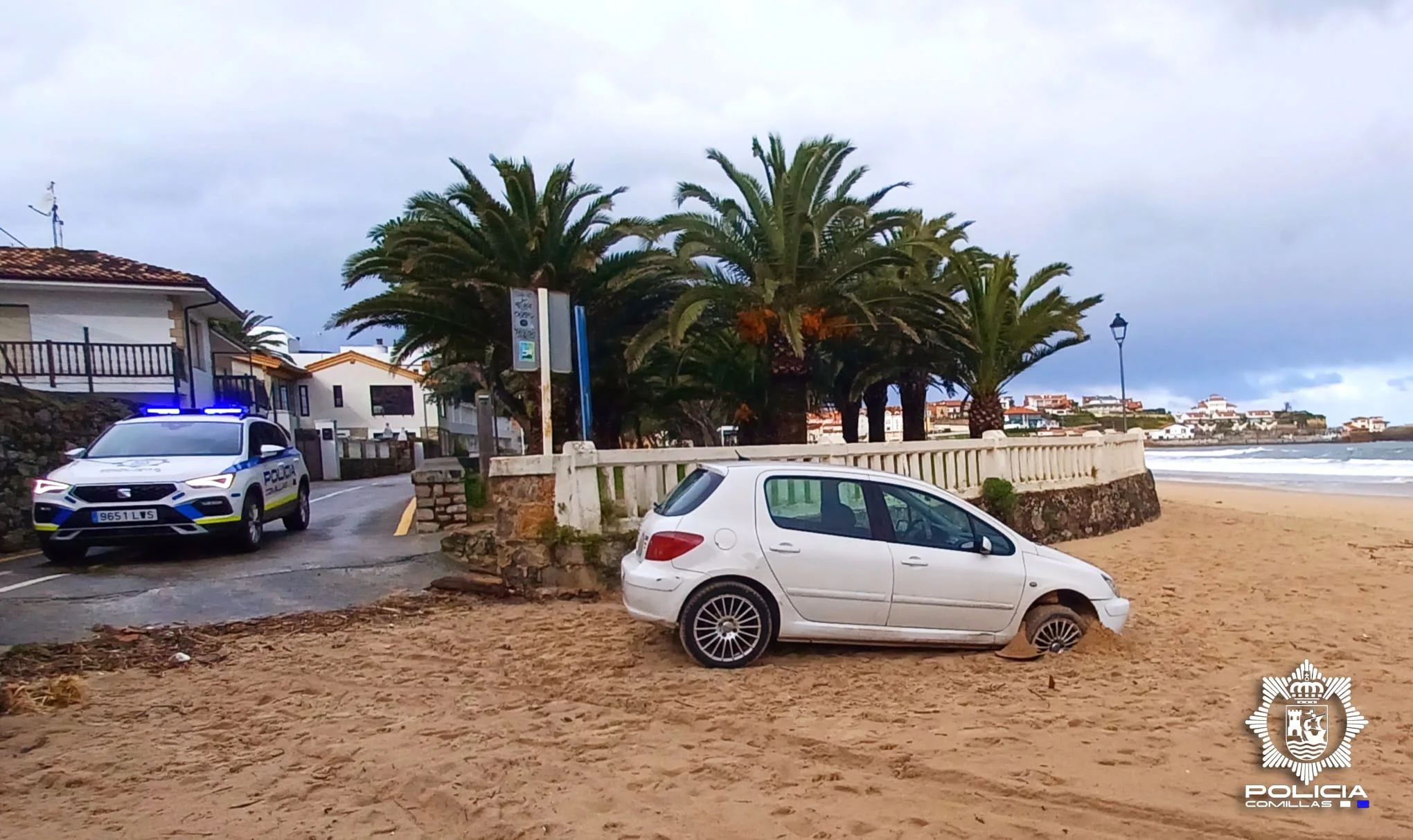 Coche abandonado en la playa de Comillas Cantabria