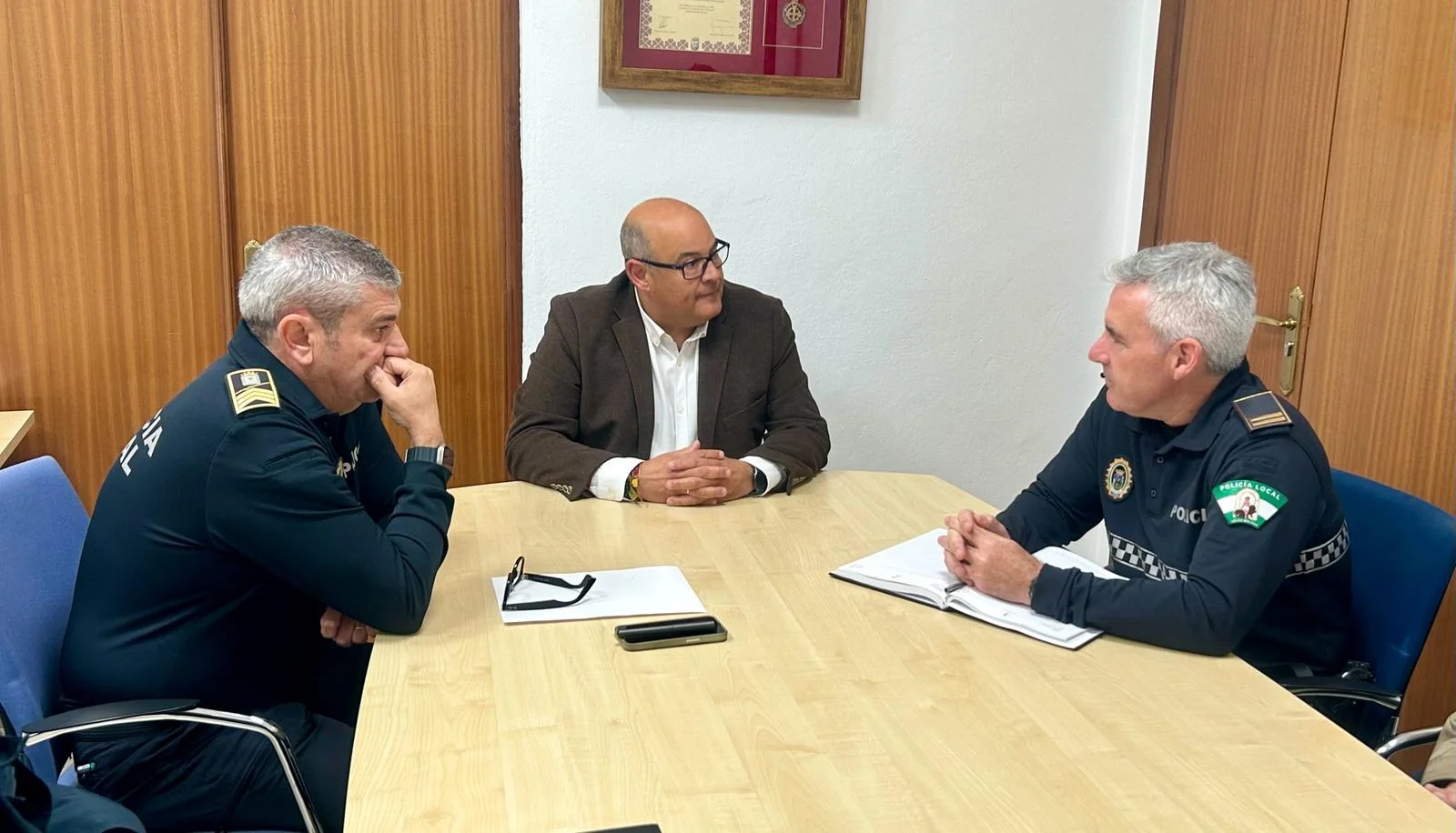 El alcalde de Vélez-Málaga participa en la reunión matinal de la policía local y presenta a Rafael Mora como nuevo jefe
