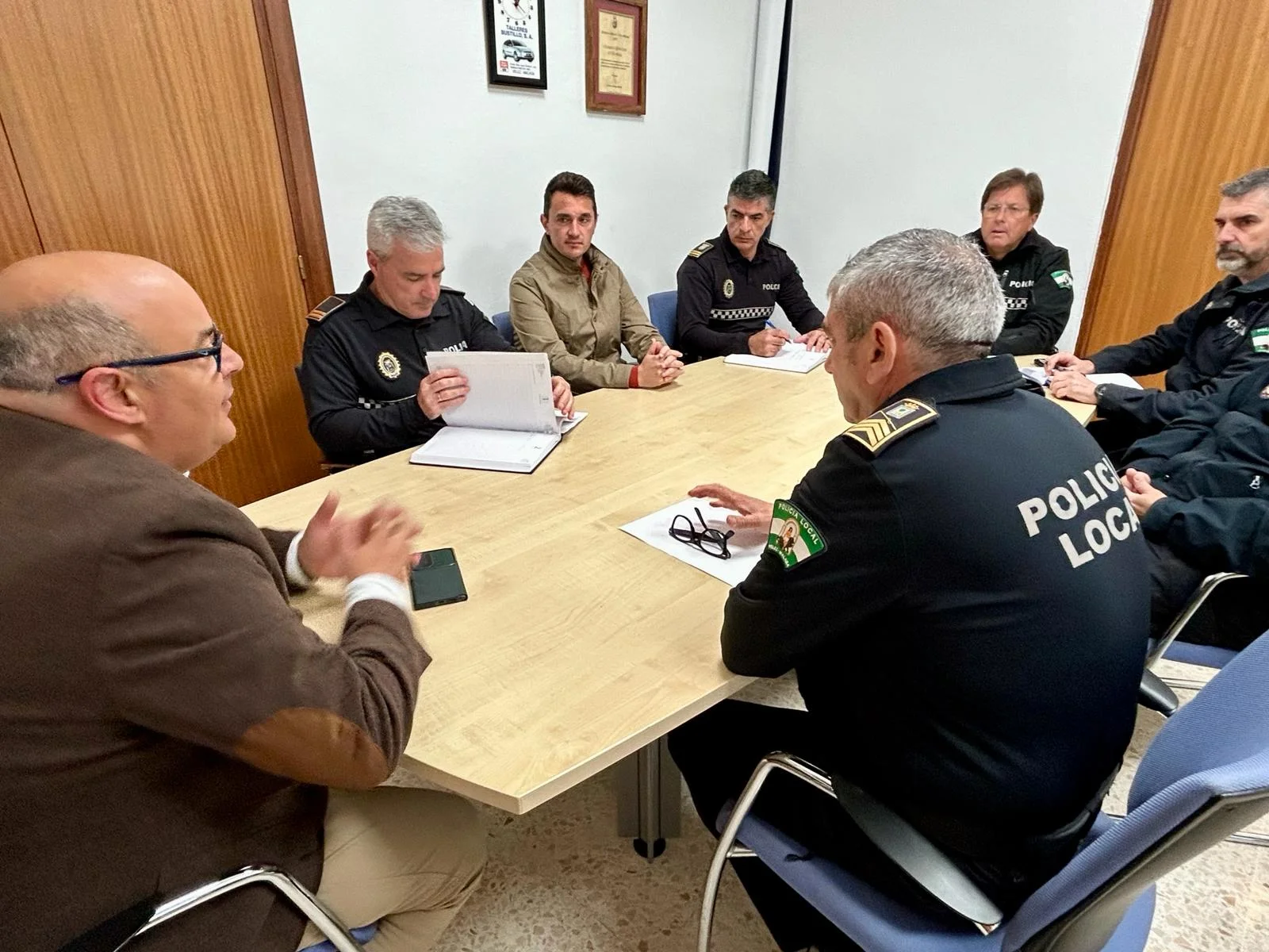 El alcalde participa en la reunión matinal de la Policía Local de Vélez-Málaga y presenta al nuevo jefe, Rafael Mora 
