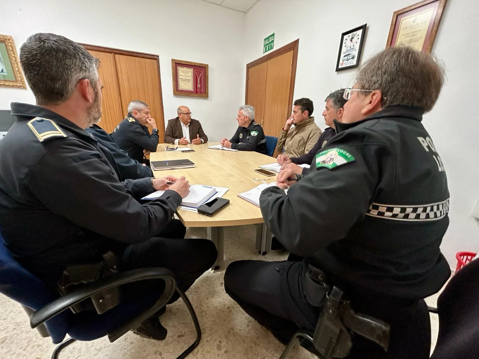El alcalde participa en la reunión matinal de la Policía Local de Vélez-Málaga y presenta al nuevo jefe, Rafael Mora 