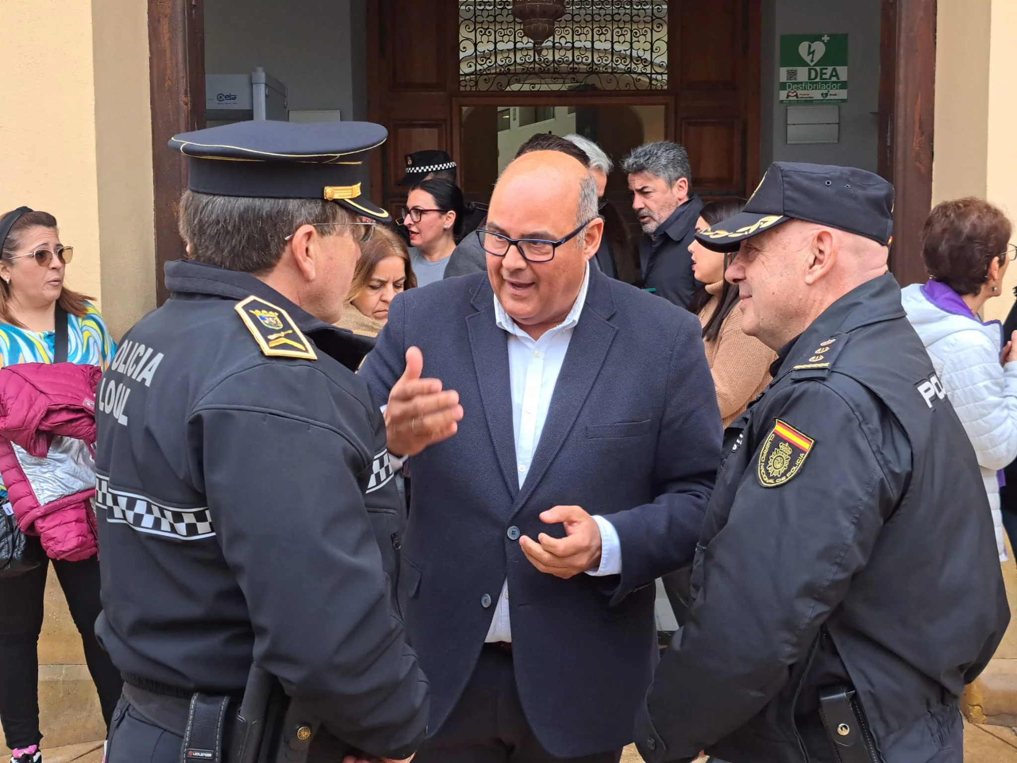 Jesus Lupiañez junto a los responsables de la Policía Nacional y local de velez-malaga